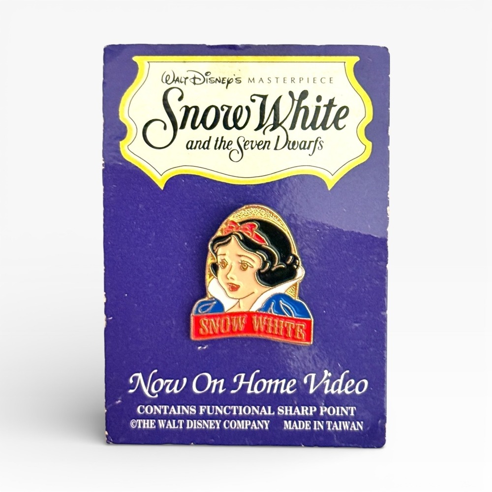 Disney Snow White Enamel Lapel Pin on Original Card‎  Disney Taiwan Home Vid